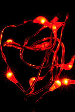 Lichterkette mit zehn roten Leuchtdioden vor schwarzem Hintergrund.
