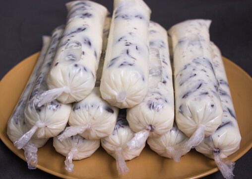 Brazilian sweet frozen homemade - Freezer pops gourmet, ice scream in the bag. Known in Brazil as: Sacol&eacute;, dindin, chupchup or geladinho. Sweet frozen made with chocolate oreo cookies.