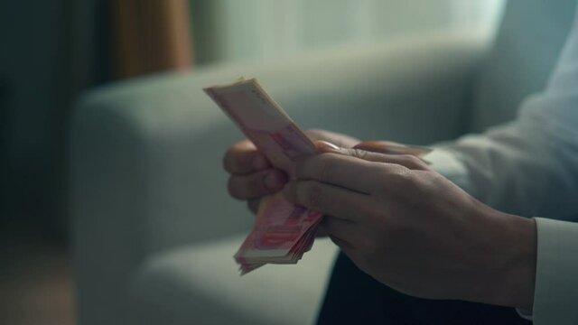 紙幣を数える男性の手