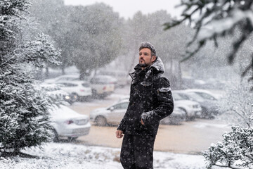 hombre en la nieve posando 