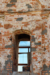 Fototapeta na wymiar Arch window on the red brick wall in old building