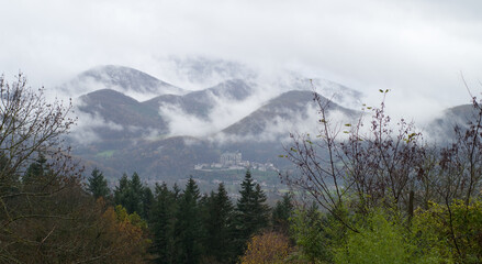 Montagne avec la brume