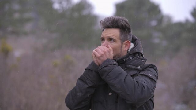 Hombre con fr&iacute;o en la nieve (v-log 2 color grading Full HD  100 fps / 100 mb/s)