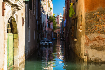 イタリア　ヴェネツィアの旧市街の運河と街並み