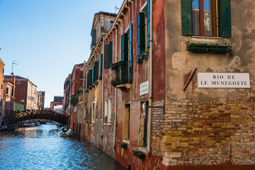 イタリア　ヴェネツィアの旧市街の運河と街並み