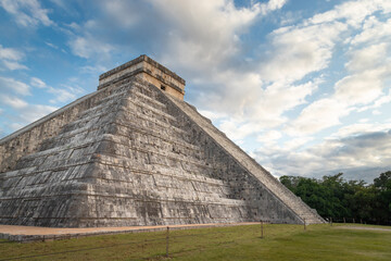 Mayan pyramid of Kukulcan El Castillo in Chichen Itza, Mexico