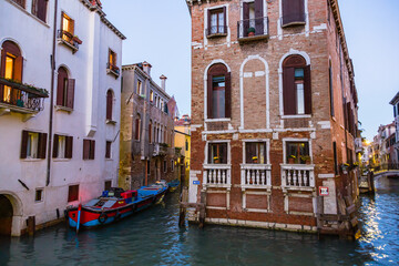イタリア　ヴェネツィアの旧市街の運河と街並み
