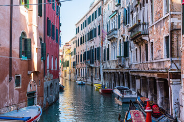 Fototapeta na wymiar イタリア　ヴェネツィアの旧市街の運河と街並み 