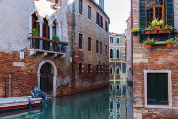 イタリア　ヴェネツィアの旧市街の路地裏の運河
