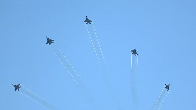 F-15 fighter jets bomb burst manoeuvre