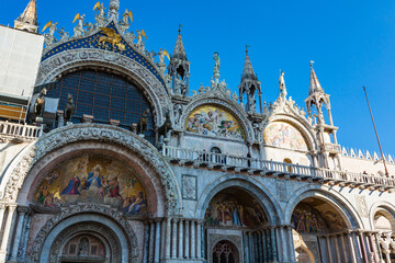 Fototapeta na wymiar イタリア　ヴェネツィアのサン・マルコ寺院 