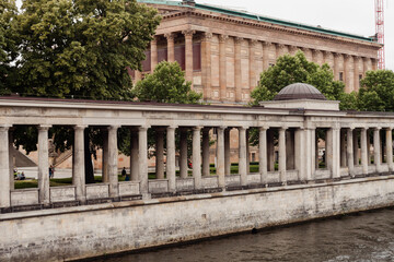 Widok na muzeum w Berlinie od strony mostu nad Sprewą