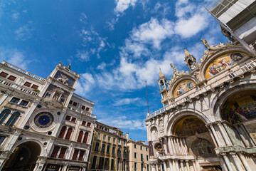 Fototapeta na wymiar イタリア　ヴェネツィアのサン・マルコ寺院とサン・マルコ時計塔