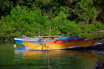 bunte Fischerboote am Ufer der Insel Bangka