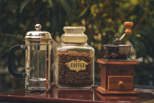 Preparando una taza de caf&eacute; en prensa francesa o cafetera de embolo con granos de caf&eacute; molidos en molinillo artesanal 