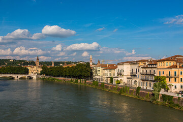 Fototapeta na wymiar イタリア　ヴェローナのスカリジェロ橋からの景色 
