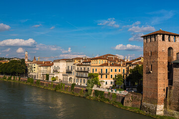 Fototapeta na wymiar イタリア　ヴェローナのスカリジェロ橋からの景色とカステルヴェッキオ 