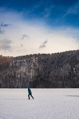 patinador sobre hielo en los alpes austriacos 