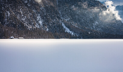 lago congelado en los alpes austriacos 