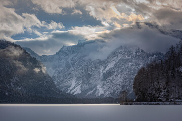 lago congelado en los alpes austriacos 