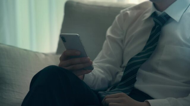 ソファーに座る若い男性