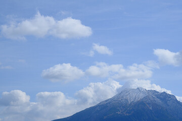 Fototapeta premium 冬に雪が積もる山