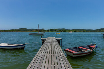 Obraz premium Deck Rampa de Madeira para o Canal e Pesca