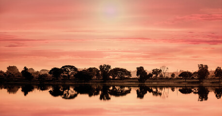 Obraz premium landscape scenery of lake with trees surrounding with sunset or sunrise sky
