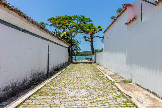 Rua Estreita de Paralelep&iacute;pedo e Pedras