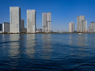 Fototapeta premium 東京港とタワーマンション