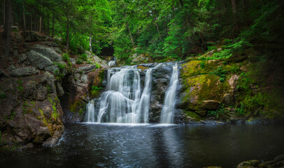 Fototapeta na wymiar Waterfall: Beautiful panoramic view of the Doane's falls, MA