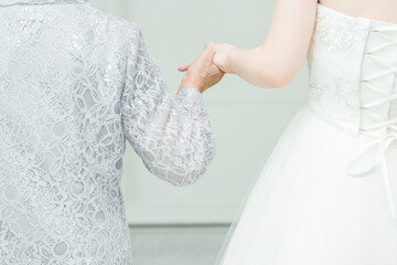 新郎新婦 指輪の交換 はなよめ 花嫁 ウエディングドレス 手 チャペル 結婚式 wedding ベール 腕組み	