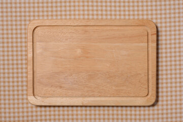 茶色いチェック柄の上のスクエアトレー