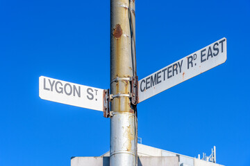 Obraz premium A rusted street sign in Melbourne, Australia on the crossroads of Lygon Street and Cemetery Road East