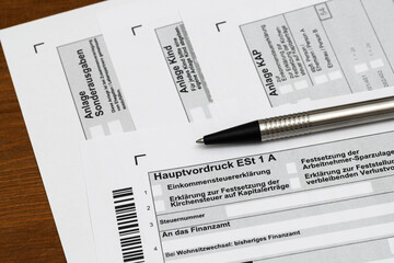 Einkommensteuererklärung mit Kugelschreiber