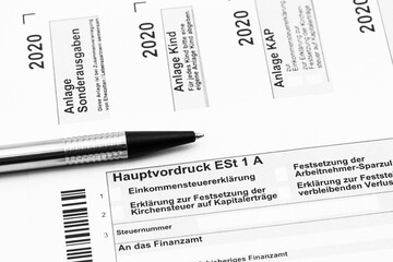 Einkommensteuererklärung mit Kugelschreiber
