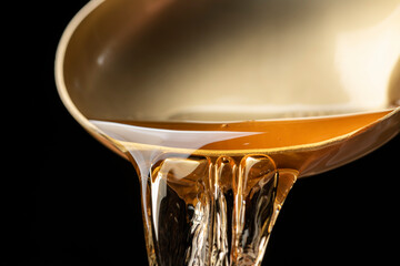 お玉で出汁を掬う