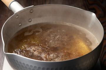 鰹節から出汁を取る