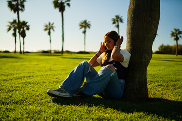 Chica moderna feliz estilo de vida smartphone amigos novia luz atardecer cesped palmeras california...