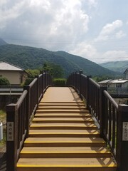 Obraz premium Bridge to the mountains