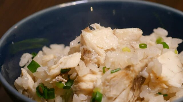 鯛の炊き込みご飯。土鍋ご飯に鯛の身を入れて炊いた和食。