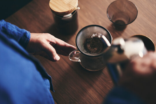 コーヒーを淹れる男性の手元