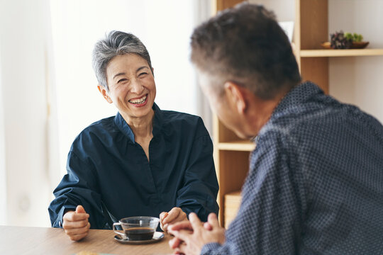 夫と話す笑顔の日本人シニア女性
