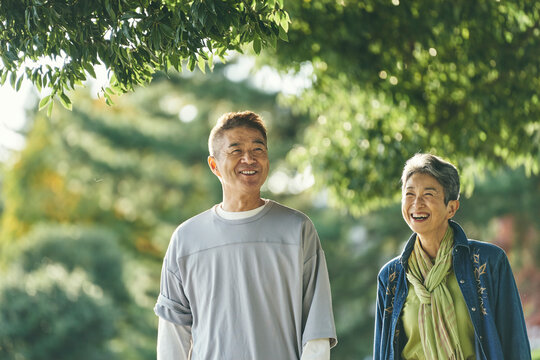 笑顔の日本人シニア夫婦
