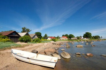 Ein Dorf an der Ostseeküste Estlands mit Boot im Vordergrund