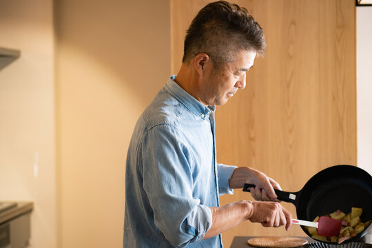 料理をする日本人シニア男性