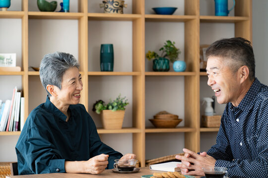 談笑する日本人シニア夫婦