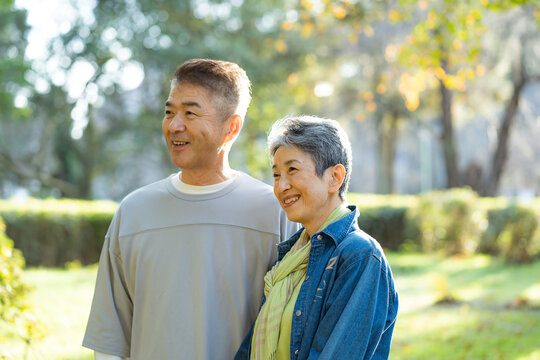 笑顔の日本人シニア夫婦