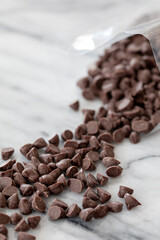 大理石の上で袋から出されているチョコレートチップ