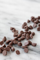 大理石の上に散りばめたチョコレートチップ